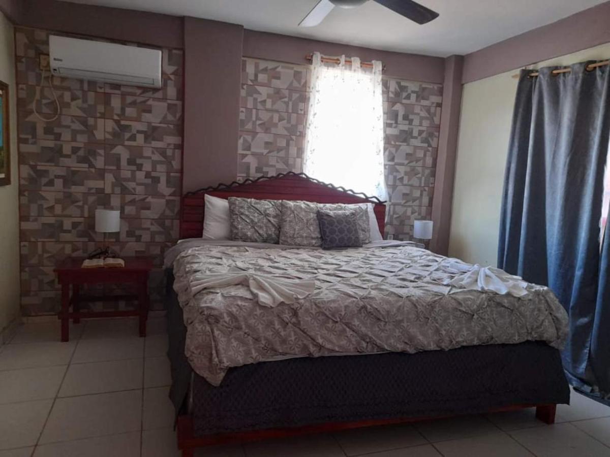 La Delphina Bed And Breakfast Bar And Grill Λα Σέιμπα Εξωτερικό φωτογραφία