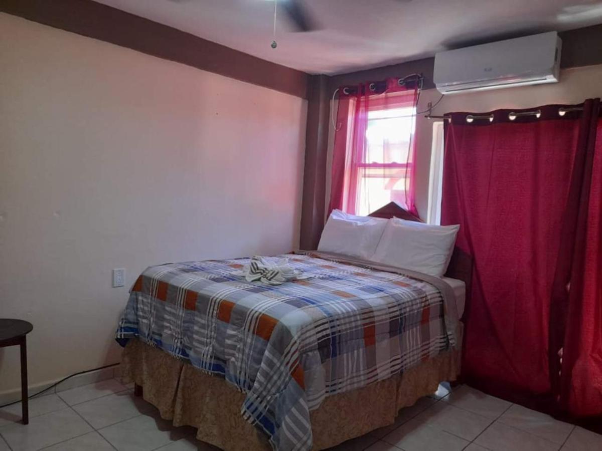 La Delphina Bed And Breakfast Bar And Grill Λα Σέιμπα Εξωτερικό φωτογραφία