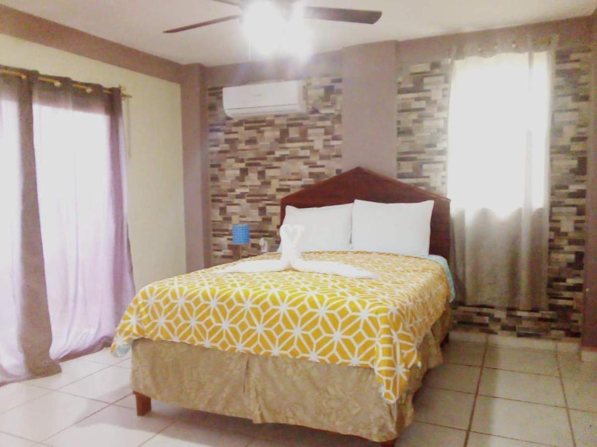 La Delphina Bed And Breakfast Bar And Grill Λα Σέιμπα Εξωτερικό φωτογραφία
