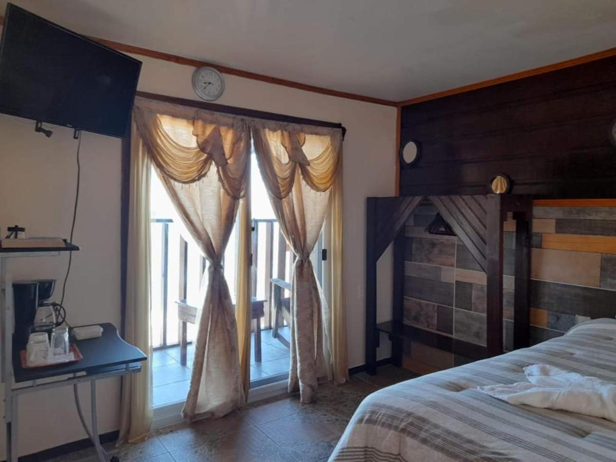 La Delphina Bed And Breakfast Bar And Grill Λα Σέιμπα Εξωτερικό φωτογραφία