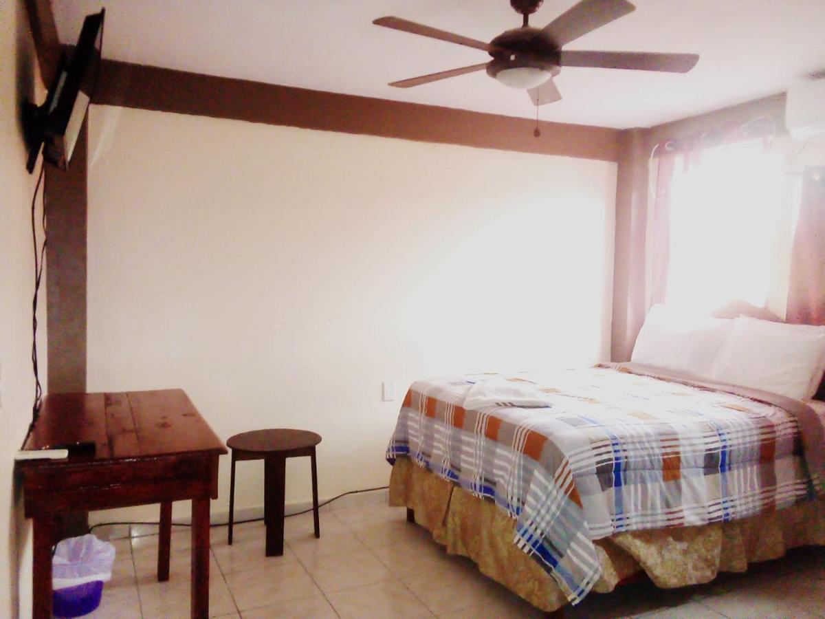 La Delphina Bed And Breakfast Bar And Grill Λα Σέιμπα Εξωτερικό φωτογραφία