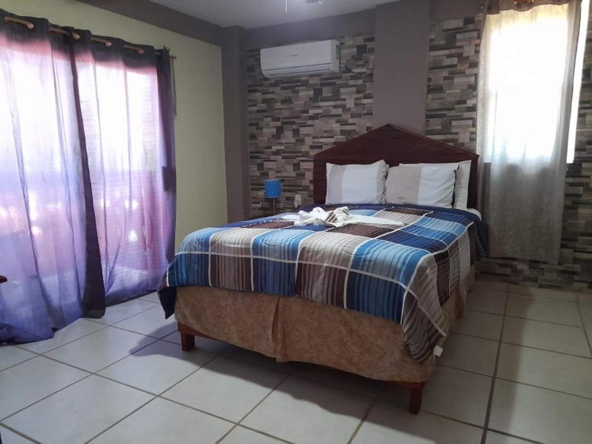 La Delphina Bed And Breakfast Bar And Grill Λα Σέιμπα Εξωτερικό φωτογραφία
