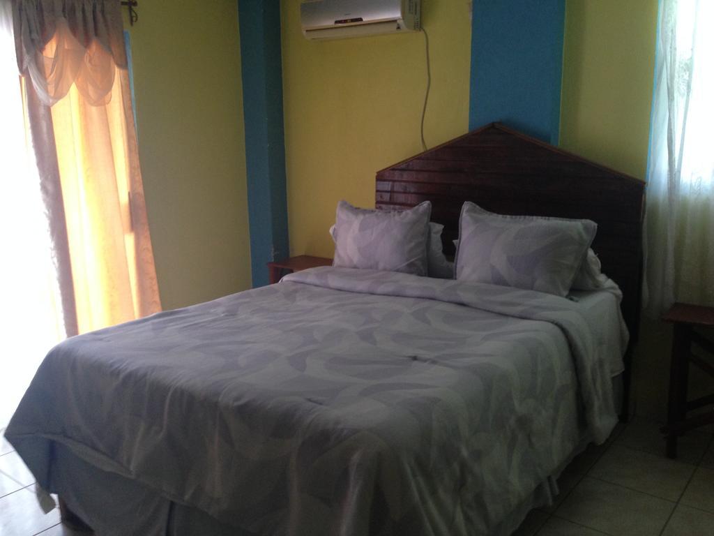 La Delphina Bed And Breakfast Bar And Grill Λα Σέιμπα Εξωτερικό φωτογραφία