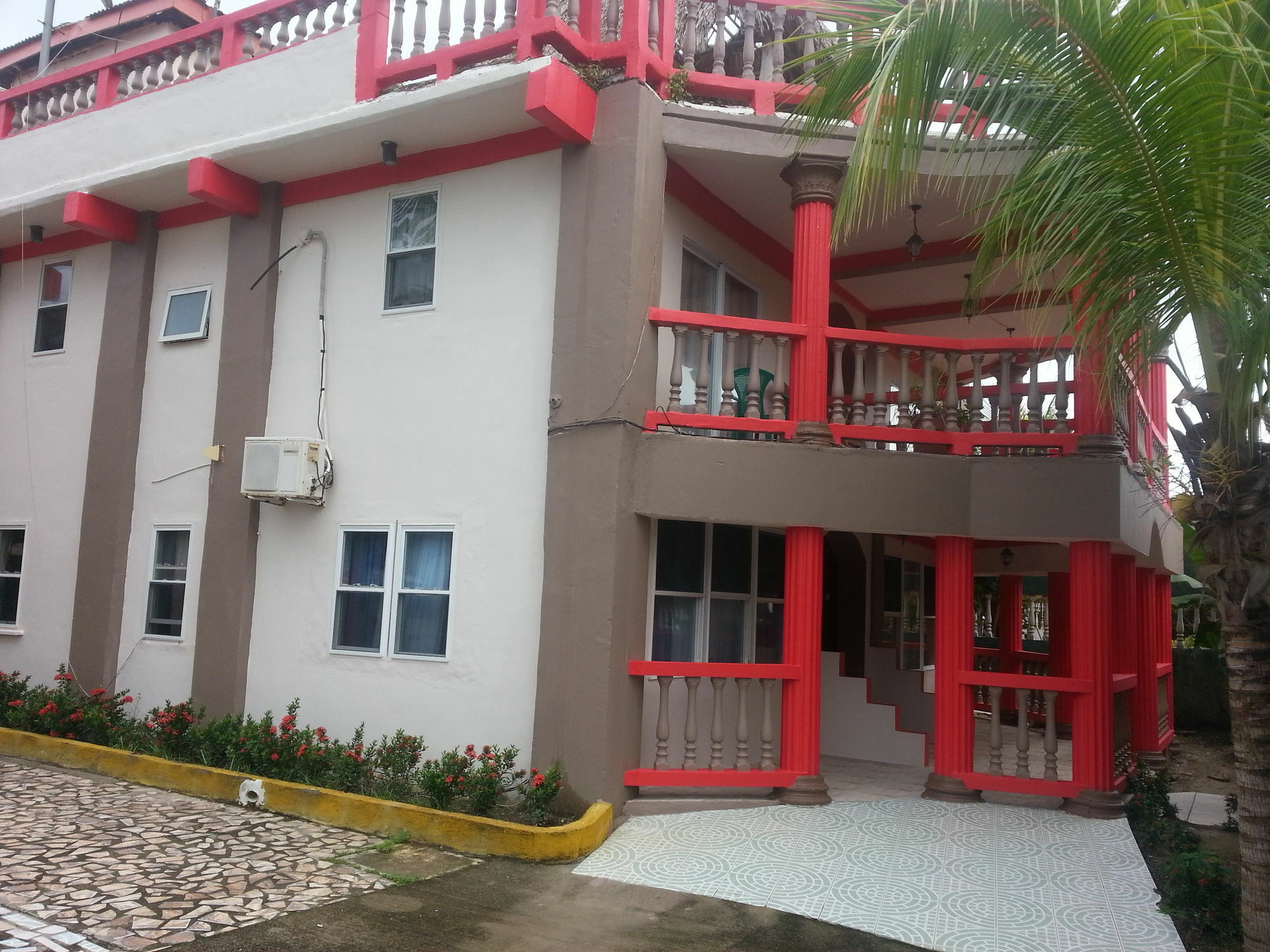 La Delphina Bed And Breakfast Bar And Grill Λα Σέιμπα Εξωτερικό φωτογραφία